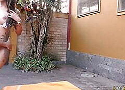 Morena deliciosa com dois dotados na DP