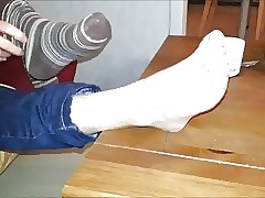 Elle enleve ses chaussettes