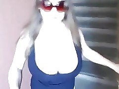 Geile MILF beim treppen laufen