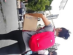 Dame at hand louring yoga pants